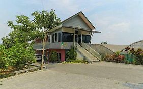 Griya Mulya Near Alun Alun Batu Mitra Reddoorz